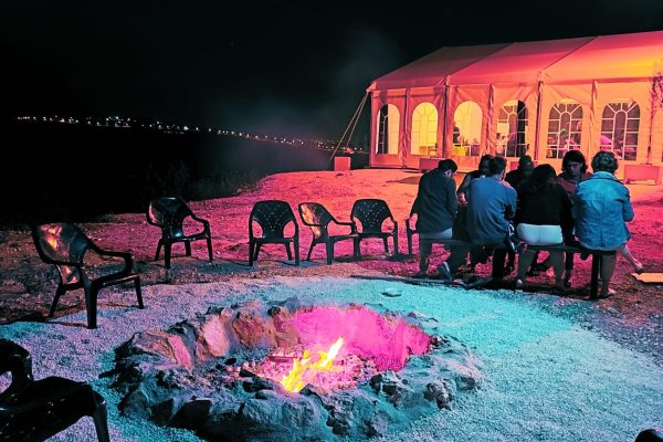 מדורה ליד אוהל הקבוצות